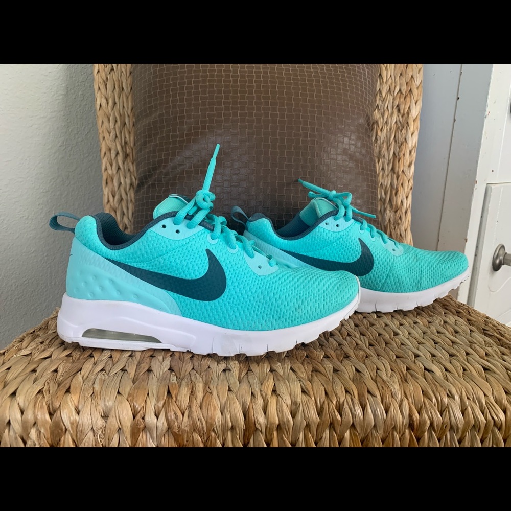 Like new women’s teal Nike’s